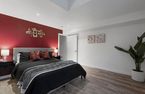 Downtown Apartamento | Central and Luxury 2BR Suite with Den & BBQ, Sleeps 6!