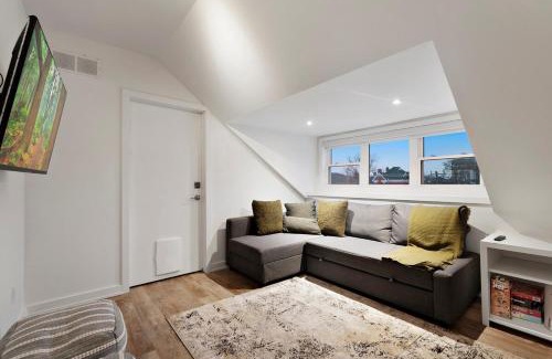 Downtown Apartamento | Central and Luxury 2BR Suite with Den & BBQ, Sleeps 6!
