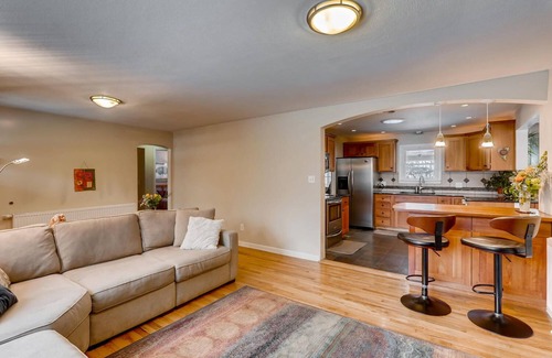 Baseline Sub Casa | ~ Central Boulder Gem - ¡20 acres de estacionamiento por la puerta trasera! ~