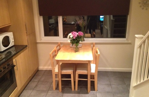 White Cross Casa | Central Cornwall, Casa de vacaciones de 2 habitaciones dobles, patio con vista al parque de juegos.