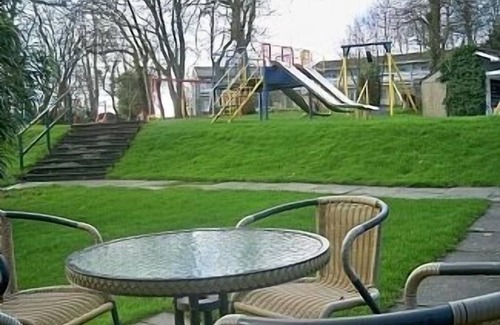 White Cross Casa | Central Cornwall, Casa de vacaciones de 2 habitaciones dobles, patio con vista al parque de juegos.