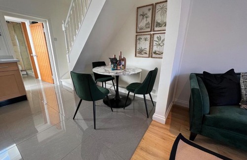 Chester Casa | Central Cottage With Parking By Cheshire Escapes