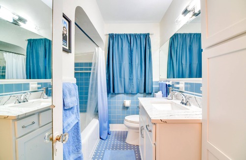 East Memphis Cabaña | Central Memphis Home: MCM Decor, Walk to Midtown!