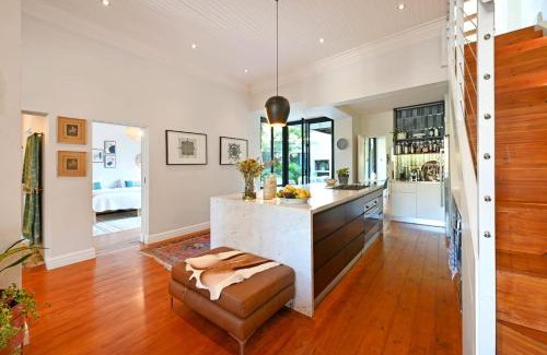 Cape Town City Centre Villa | Central Victorian with Stunning Views & Pool