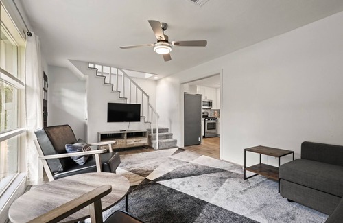 Spring Branch West Casa | Centrally located remodeled home close to downtown and airport!