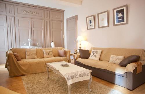 Bourg-de-Thizy Casa | Château de Laforest - Les Hébergements