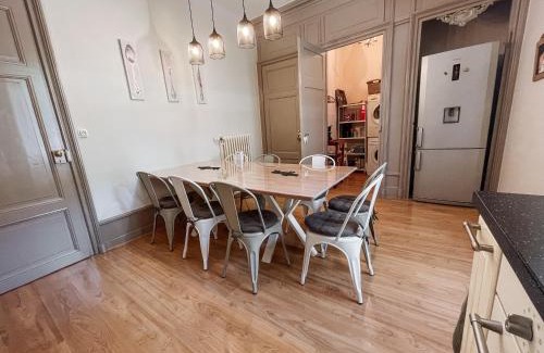 Bourg-de-Thizy Casa | Château de Laforest - Les Hébergements