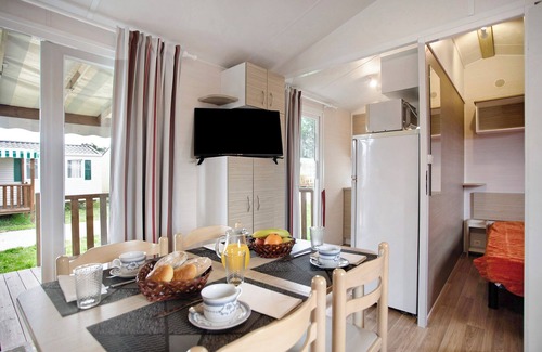 Burinhosa Chalet De Esquí | Chalet 'Bungalow T2 I I I - 15 Min Nazaré' con piscina compartida, terraza y aire acondicionado