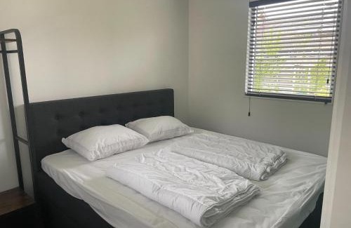 Idskenhuizen Chalet De Esquí | Chalet by Water in Idskenhuizen Recreation Park