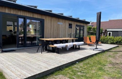 Idskenhuizen Chalet De Esquí | Chalet by Water in Idskenhuizen Recreation Park