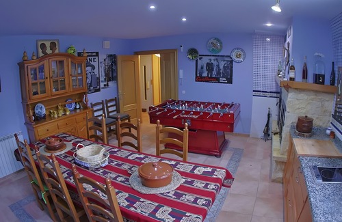 Nieva de Cameros Chalet De Esquí | Chalet 'El Cerezo Rojo' con vistas al lago, Wi-Fi y aire acondicionado