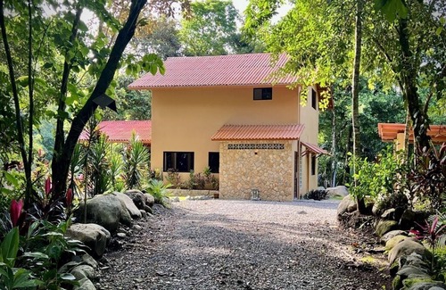 Caldera Chalet De Esquí | Chalet en medio de la naturaleza, con hermosa vista al río y senderismo.