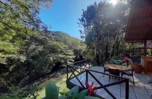 Caldera Chalet De Esquí | Chalet en medio de la naturaleza, con hermosa vista al río y senderismo.