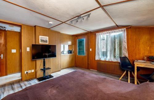 Spiez Apartamento | Chalet In The Countryside Kitchen Parking Lot