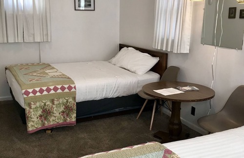 Custer Hotel | Chalet Motel