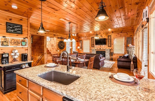 Chalet Village Cabina | Chalet Village Log Cabin con vistas a la montaña! ¡Fácil acceso y estacionamiento plano!