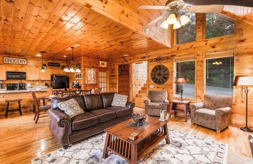 Chalet Village Cabina | Chalet Village Log Cabin con vistas a la montaña! ¡Fácil acceso y estacionamiento plano!