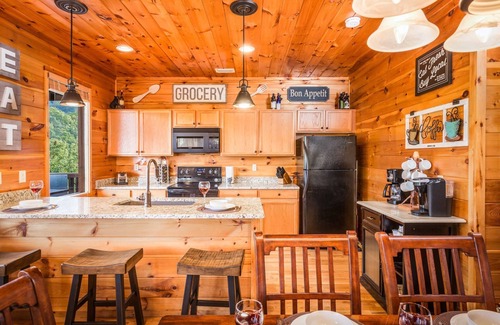 Chalet Village Cabina | Chalet Village Log Cabin con vistas a la montaña! ¡Fácil acceso y estacionamiento plano!