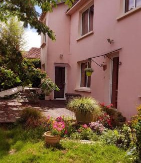 La Copechagniere Casa | Chambre, avec accès à la cuisine, et au jardin calme