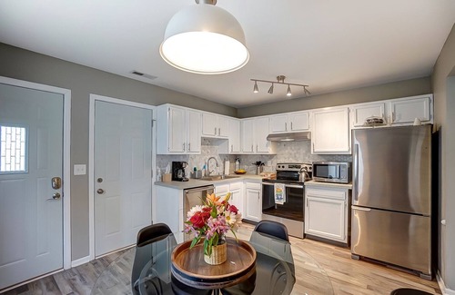 Hamilton Casa | ChampionHill - 2BD Townhome Garage & Off Street Parking - 150 feet to SpookyNook