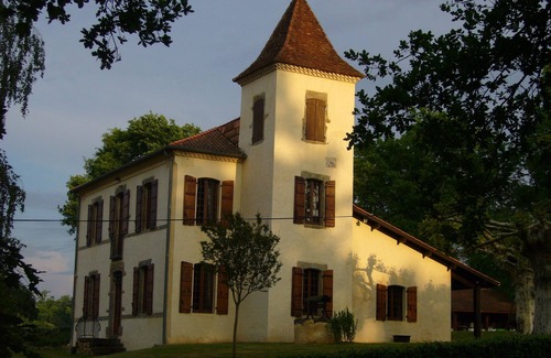 Saint-Pierre-du-Mont Casa | Propiedad de carácter en un parque arbolado con piscina