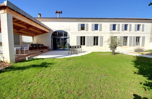 Colombiers Villa | Charentaise with an industrial look