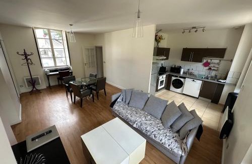 Uzerche Apartamento | Charmant appartement RDC familial ou pour le travail