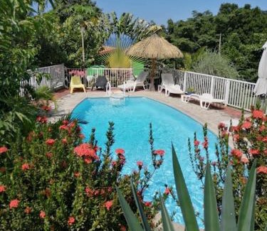 Bouillante Chalet De Esquí | Charmant bungalow avec piscine Kaz' Basse