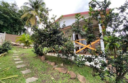 Bouillante Chalet De Esquí | Charmant bungalow avec piscine Kaz' Basse