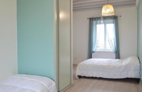 Chalain-le-Comtal Casa | Charmante Maison de Campagne avec Piscine Commune et Terrasse Privative à Chalain-le-Comtal - FR-1-496-236