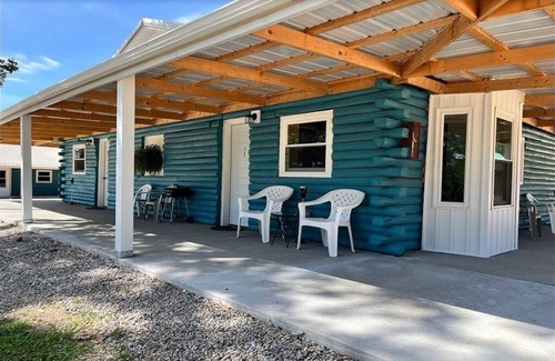 Lebanon Cabina | Charming 1-bedroom cabin with Loft. 3 Miles from Bennett Springs State Park