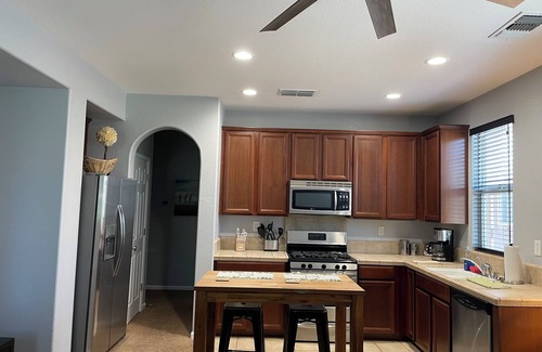 Modesto Condominio | Charming 1-bedroom condo in awesome Modesto with WiFi, AC