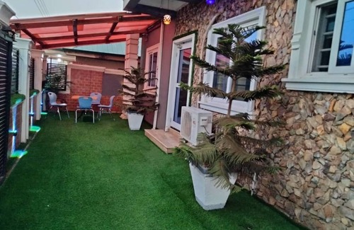 Adentan Cabina | Charming 1-bedroom lodge in superb Accra with AC