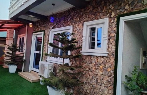 Adentan Cabina | Charming 1-bedroom lodge in superb Accra with AC