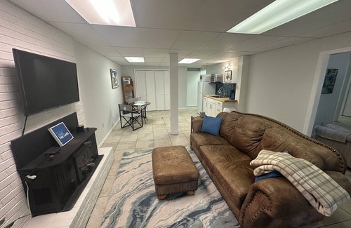 Hickory Condominio | Charming 1-bedroom Studio in wonderful Northwest Hickory!