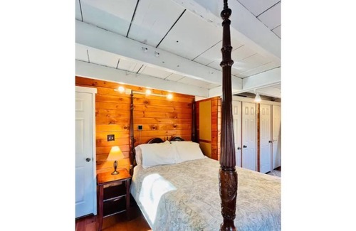 Slatington Otro | Charming 1800s Historic Stone Farmhouse on 4.5 lush acres