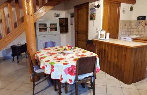 Allegre Cabaña | Gran casa rural de piedra cerca de un arroyo, ideal para familias, con jardín y aceptan mascotas