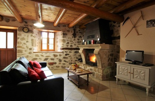 Allegre Cabaña | Gran casa rural de piedra cerca de un arroyo, ideal para familias, con jardín y aceptan mascotas