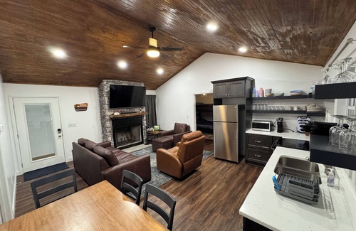 Guntersville Cabina | Charming 2-bed 2-bath cabin with views of Lake Guntersville from every room.