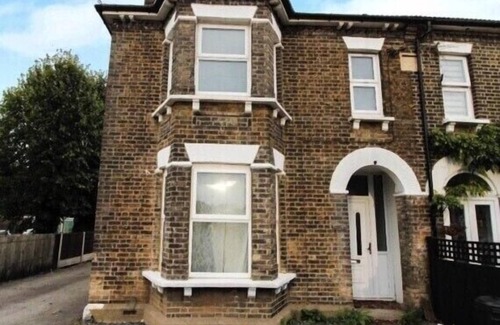 Brentwood Casa | Charming 2 Bed Brentwood Victorian Conversion Flat with a garden & Free Parking