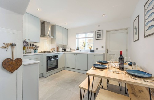 Canterbury Cabaña | Charming 2 Bed Cottage - within the city walls- FREE parking - garden