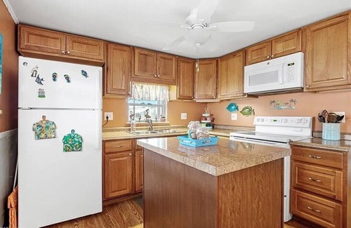 Diplomat Cabaña | Charming 2-bedroom, 2-bath cottage with a beach house feel in North Fort Myers