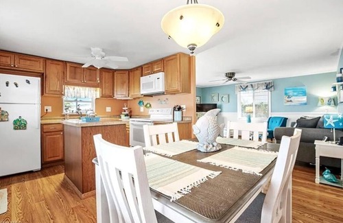 Diplomat Cabaña | Charming 2-bedroom, 2-bath cottage with a beach house feel in North Fort Myers