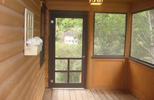 Southwest Harbor Cabina | Charming 2-bedroom cabin in fabulous Southwest Harbor adjacent to Acadia