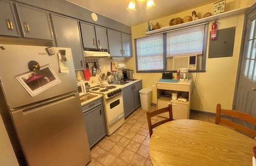 McMillan Hidden Valley Cabina | Charming 2-bedroom cabin on babbling brook in delightful Hendersonville with AC