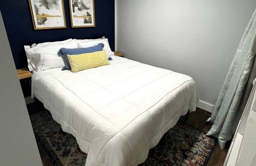 Byrdstown Cama Y Desayuno | Sunset Suite - Charming Two Bedroom Suite at the Lakeside Inn at Dale Hollow