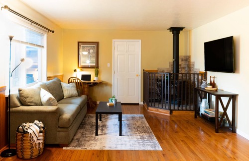 Plains Casa | Charming 2 bedroom 2 bathroom home with jetted tub!