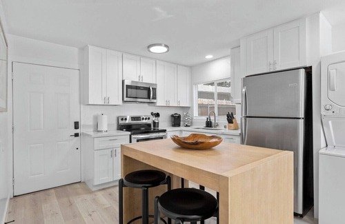 City Heights Apartamento | Charming 2-bedroom apartment in sunny City Heights with AC