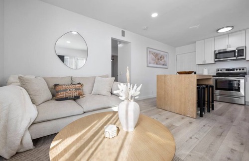 City Heights Apartamento | Charming 2-bedroom apartment in sunny City Heights with AC