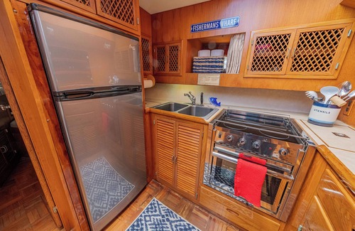 Manteo Alquiler De Eote | Charming 2-bedroom boat in amazing Manteo WiFi, AC, fitness room, pool, kayaks